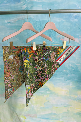 10.Happy flower field scarf