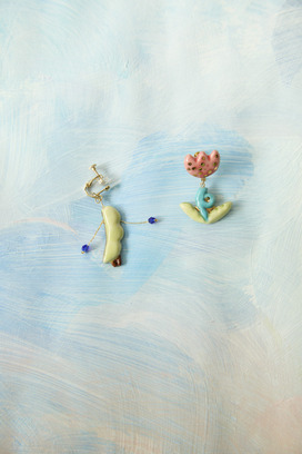 90.Bean&tulip clip-on earrings