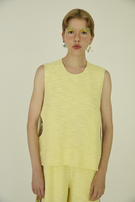 8.Slab tweed sleeveless tops