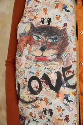 MANY FUNNY CATS DOWN LONG VEST 詳細画像